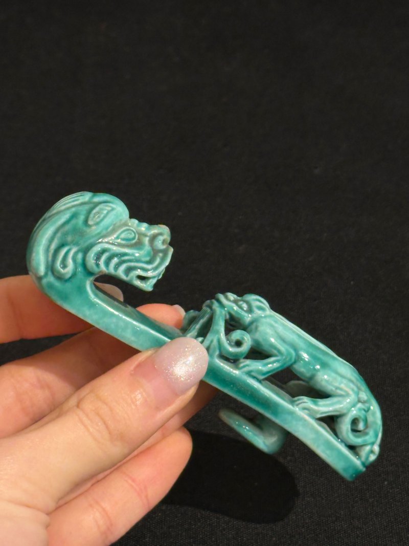 清十九世紀 孔雀綠釉龍紋帶鈎 | A GREEN-GLAZED 'DRAGON' BELT BUCKLE - 图3