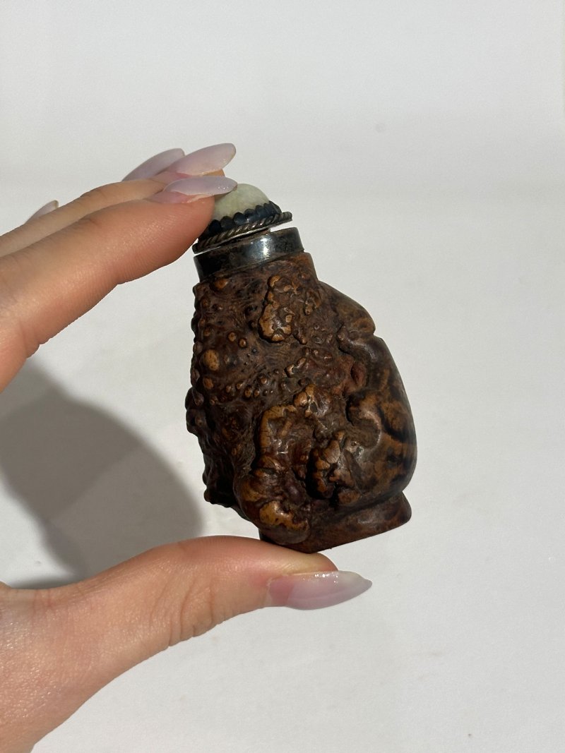 十九世紀至二十世紀中期 竹雕桃形、根木隨形、及樺木鼻煙壺共四件，（其二）翡翠蓋 | A BAMBOO, A ROOTWOOD, AND TWO BIRCHWOOD SNUFF BOTTLES - 图16