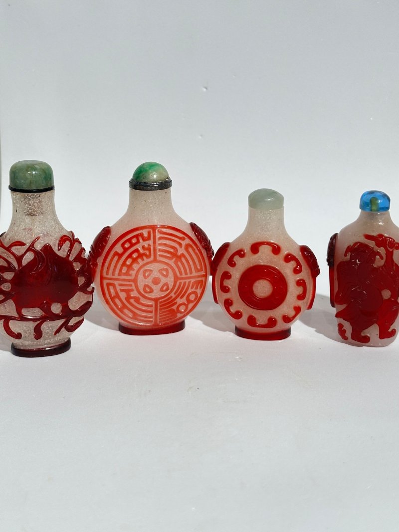 十九/二十世紀 霏雪地套紅玻璃鼻煙壺四件 | FOUR RED OVERLAY GLASS SNUFF BOTTLES - 图23