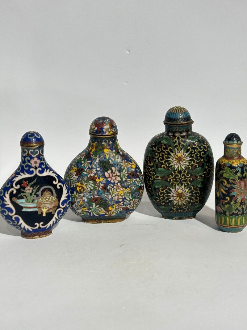 十九/二十世紀 銅胎琺瑯鼻煙壺七件 （博古）⌈乾隆年製⌋款 | SEVEN CLOISONNE ENAMEL SNUFF BOTTLES - 图50