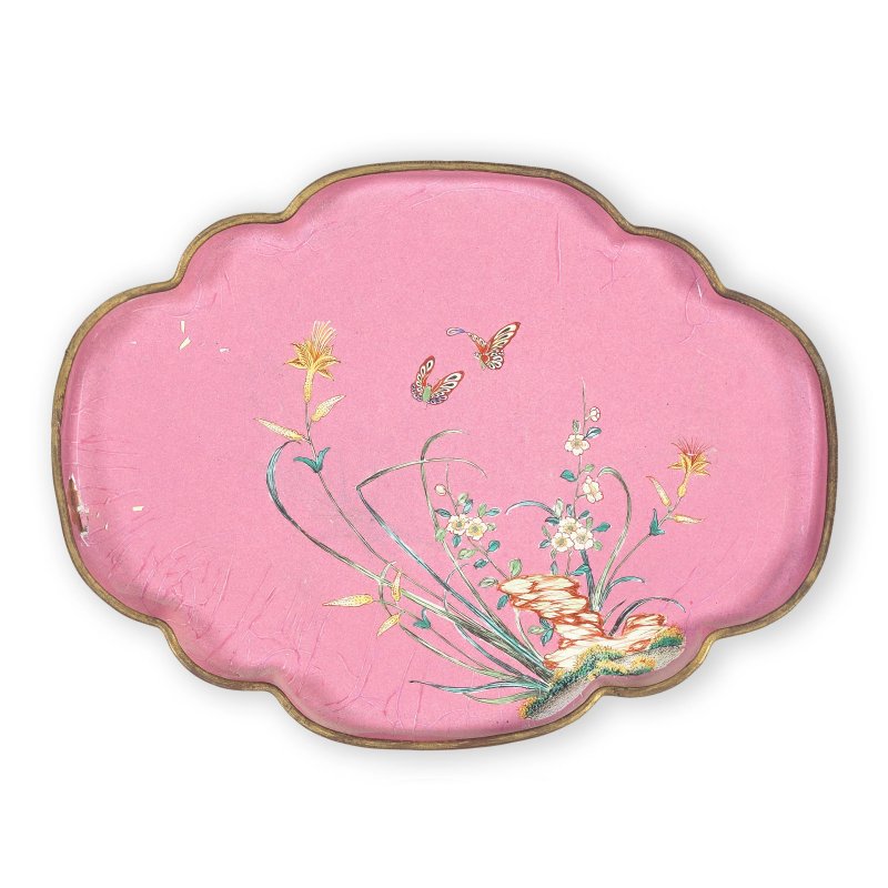 清乾隆 粉紅地畫琺琅海棠形盤 | A PAINTED ENAMEL PINK-GROUND QUATREFOIL DISH - 图1