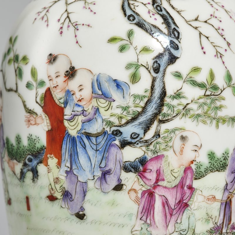 民国 粉彩百子闹春图蒜头瓶 - 图10