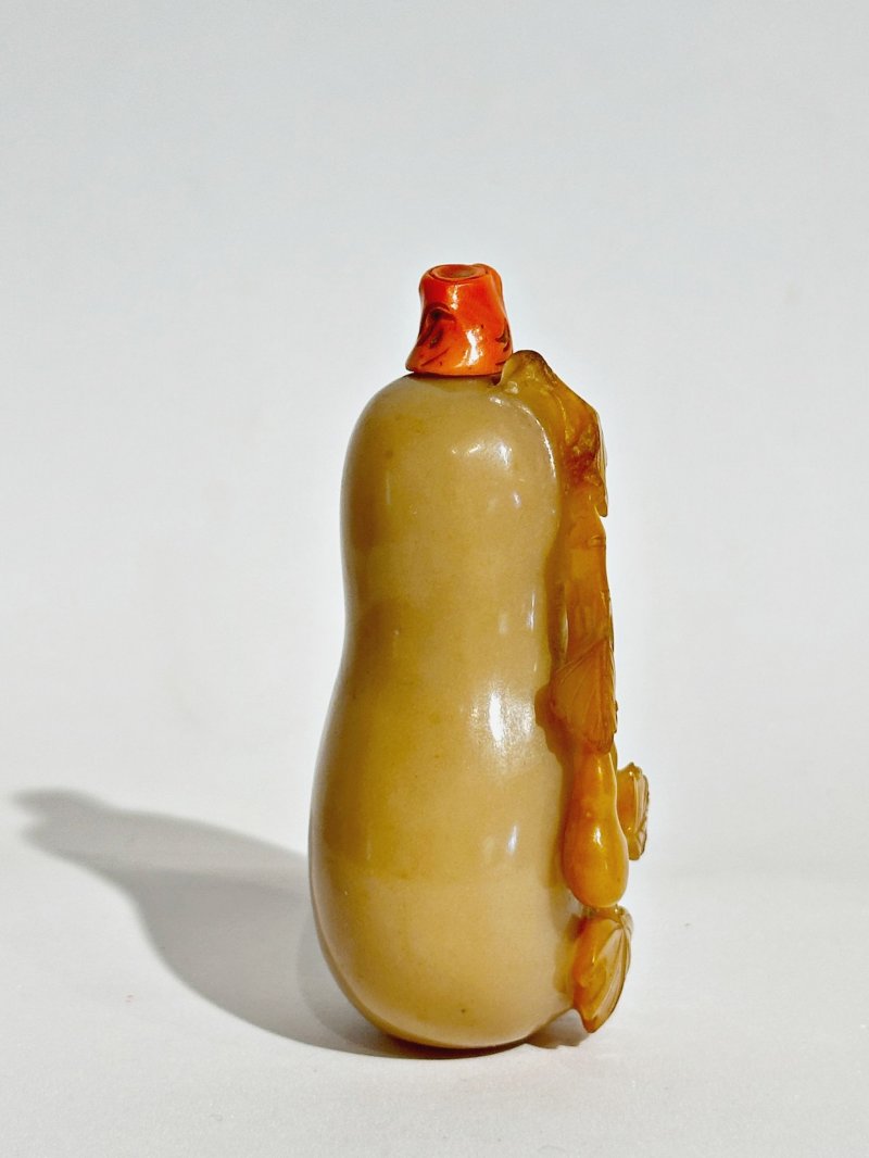 清十九世紀 黃翡翠葫蘆形鼻煙壺、珊瑚蓋 | A YELLOW JADEITE GOURD SNUFF BOTTLE - 图6