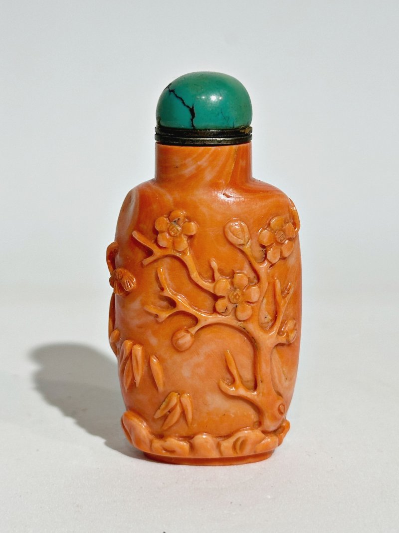 清十九世紀 珊瑚⌈六合同春⌋鼻煙壺 | A CORAL 'DEER AND CRANE' SNUFF BOTTLE - 图9