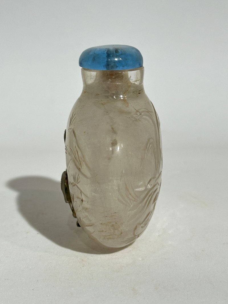 清十九世紀 水晶蘭石紋、瑞犬紋鼻煙壺二件、（蘭）珊瑚蓋 | TWO ROCK CRYSTAL 'ORCHID' AND 'BUDDHIST LION' SNUFF BOTTLES - 图15