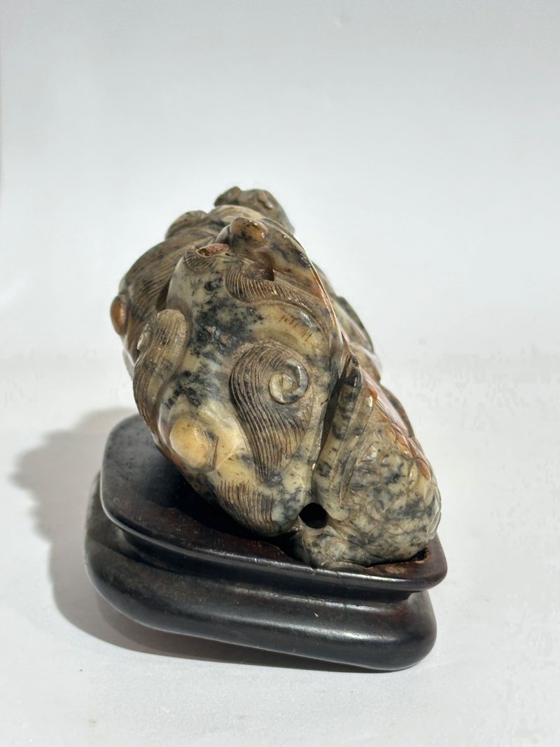 清十九世紀 青玉帶沁獅紋山子 及座 | A GREEN AND RUSSET JADE 'BUDDHIST LION' BOULDER - 图7