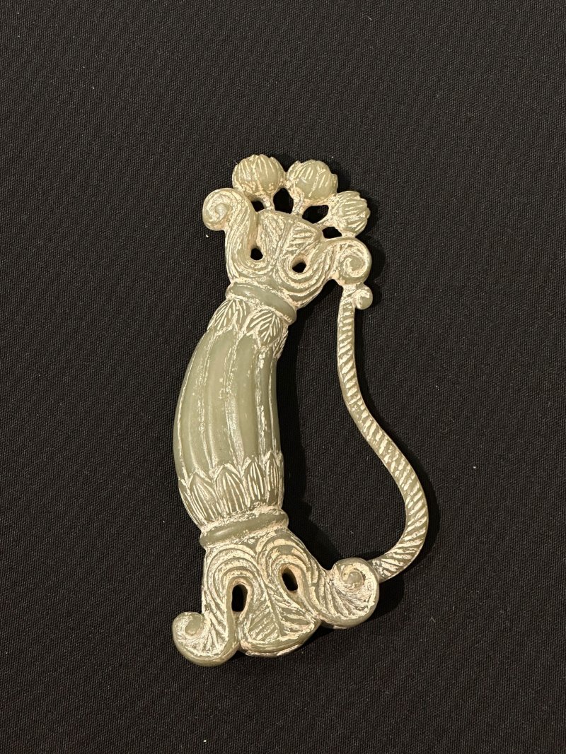 十九/二十世紀 仿古玉器三件 （其一）及盒 | THREE ARCHAISTIC JADE PIECES - 图14