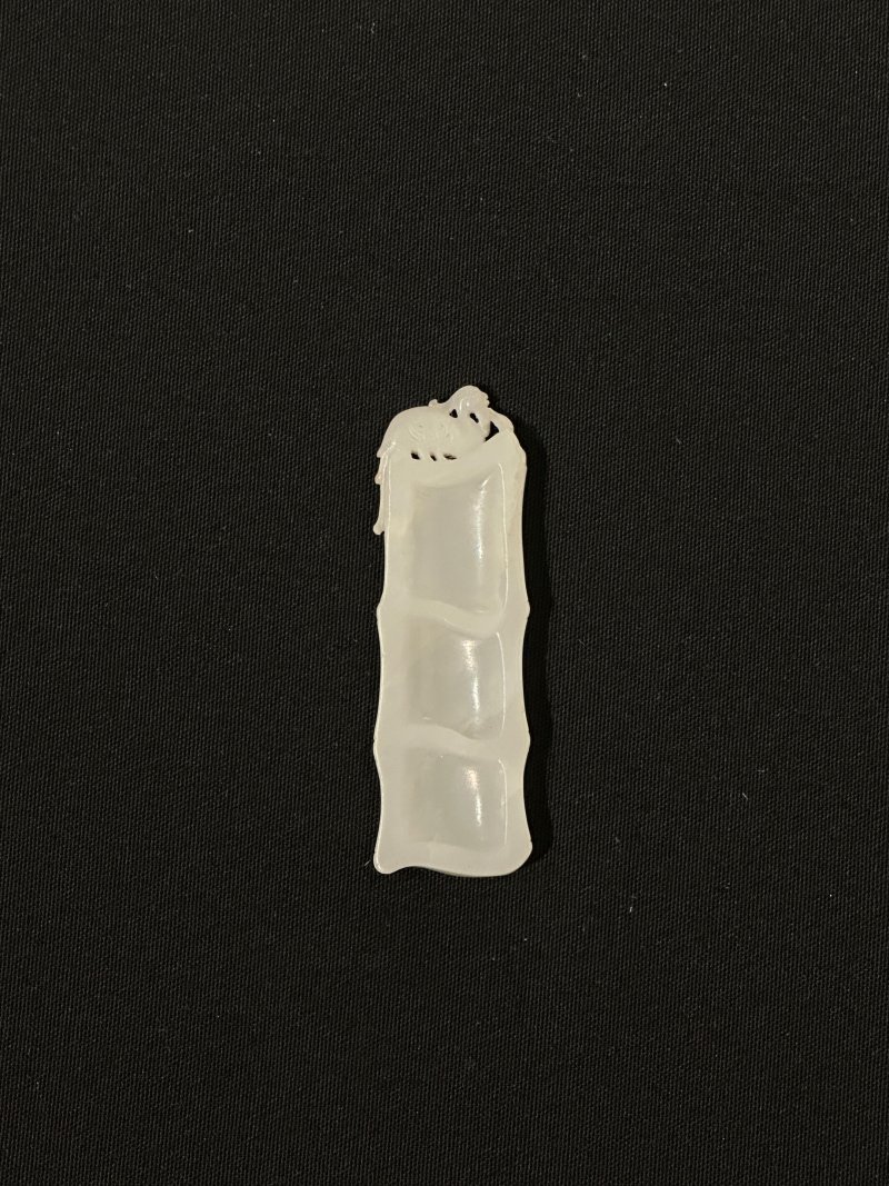晚清至民國 白玉竹紋腕擱、瑪瑙⌈羲之愛鵝⌋牌二件 （其一）及盒 | A WHITE JADE 'BAMBOO' WRIST REST AND AN AGATE 'WANG XIZHI AND GEESE' PLAQUE - 图6