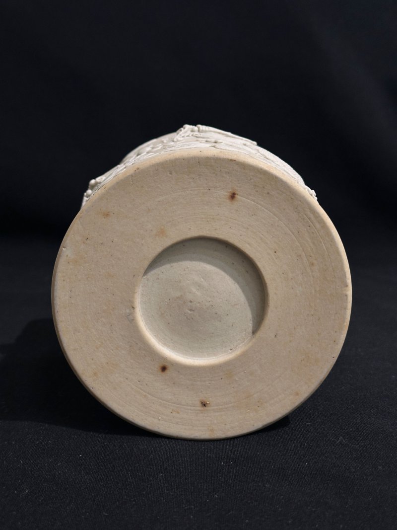 晚清至民國 澀胎「雙龍搶珠」筆筒 | A BISCUIT PORCELAIN 'DRAGON' BRUSH POT - 图5