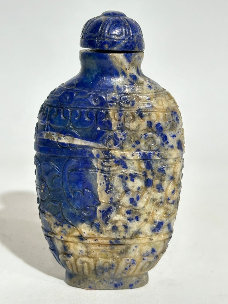 十九/二十世紀 青金石饕餮紋、綠松石鼻煙壺二件 | A LAPIS LAZULI 'TAOTIE' AND A TURQUOISE SNUFF BOTTLE - 图2