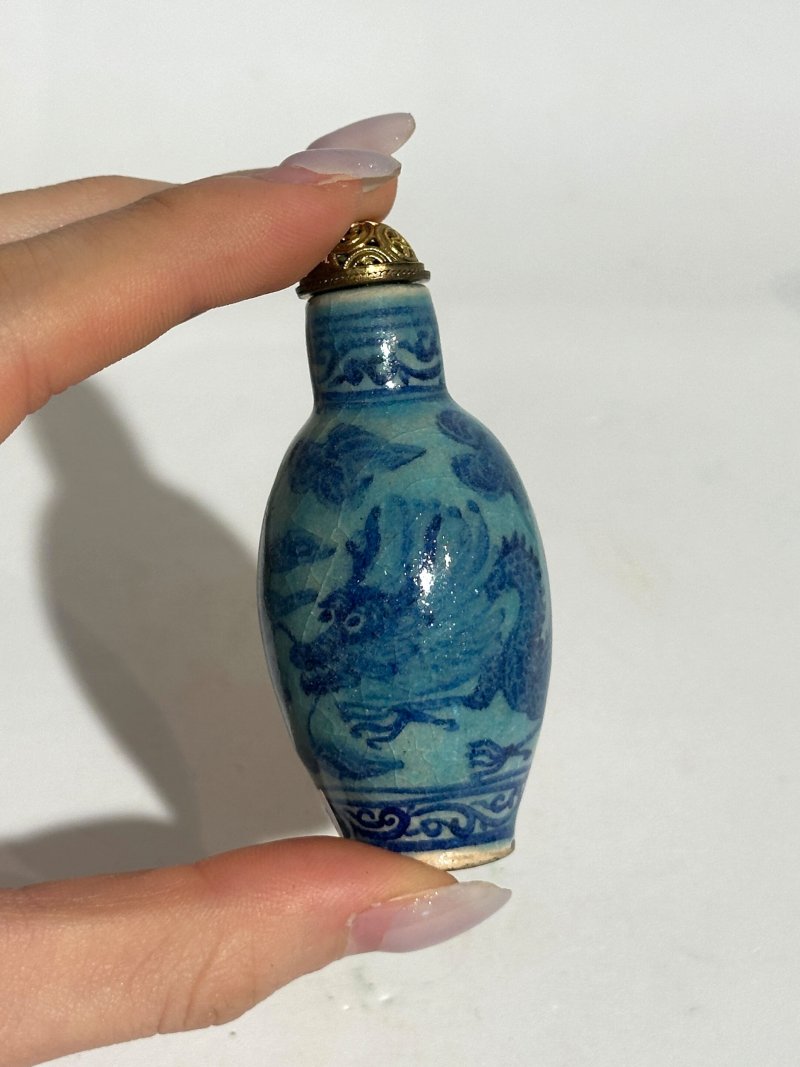 十九/二十世紀 瓷鼻煙壺九件 （百花）⌈乾隆⌋礬紅篆書款 （綠、紅）⌈乾隆年製⌋礬紅楷書款 （藍）⌈大明成化⌋藍料楷書款 （金魚）⌈康熙年製⌋礬紅楷書款、（黑地）⌈乾隆年製⌋礬紅楷書款 | NINE CERAMIC SNUFF BOTTLES - 图37