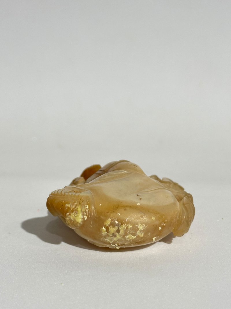 晚清至民國 椰殼刻燈謎詩文、葫蘆形、螺鈿花卉紋、螺鈿匏形鼻煙壺四件、（螺鈿匏形）碧璽⌈蛤蟆⌋蓋 及盒 | A COCONUT, A DOUBLE GOURD, AND TWO MOTHER-OF-PEARL SNUFF BOTTLES - 图6