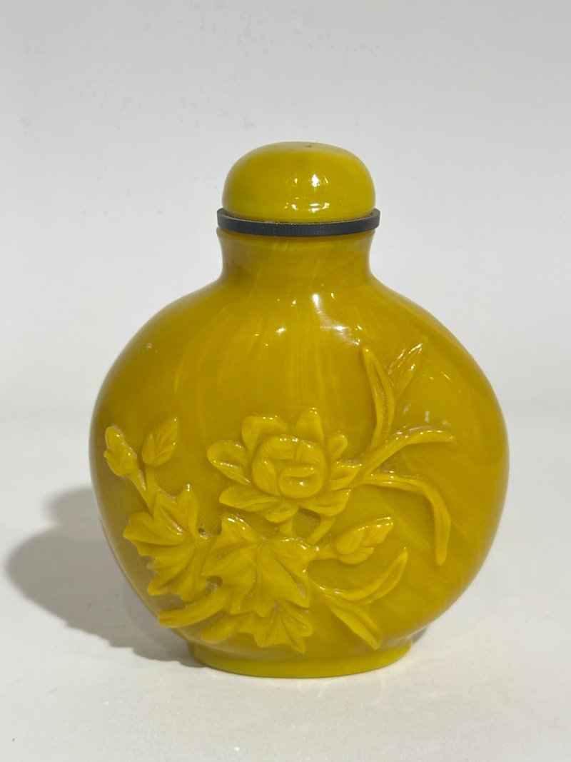 二十世紀 雞油黃玻璃光素、花卉紋鼻煙壺四件 | FOUR YELLOW GLASS SNUFF BOTTLES - 图3