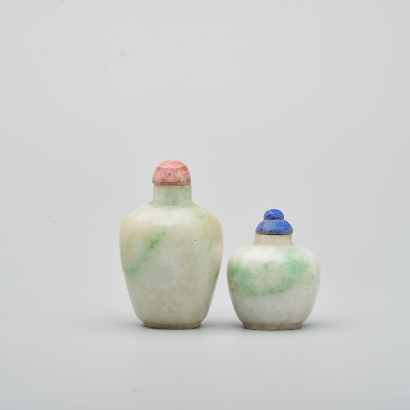 二十世紀 翡翠素紋鼻煙壺兩件 | TWO PALE GREEN JADEITE SNUFF BOTTLES