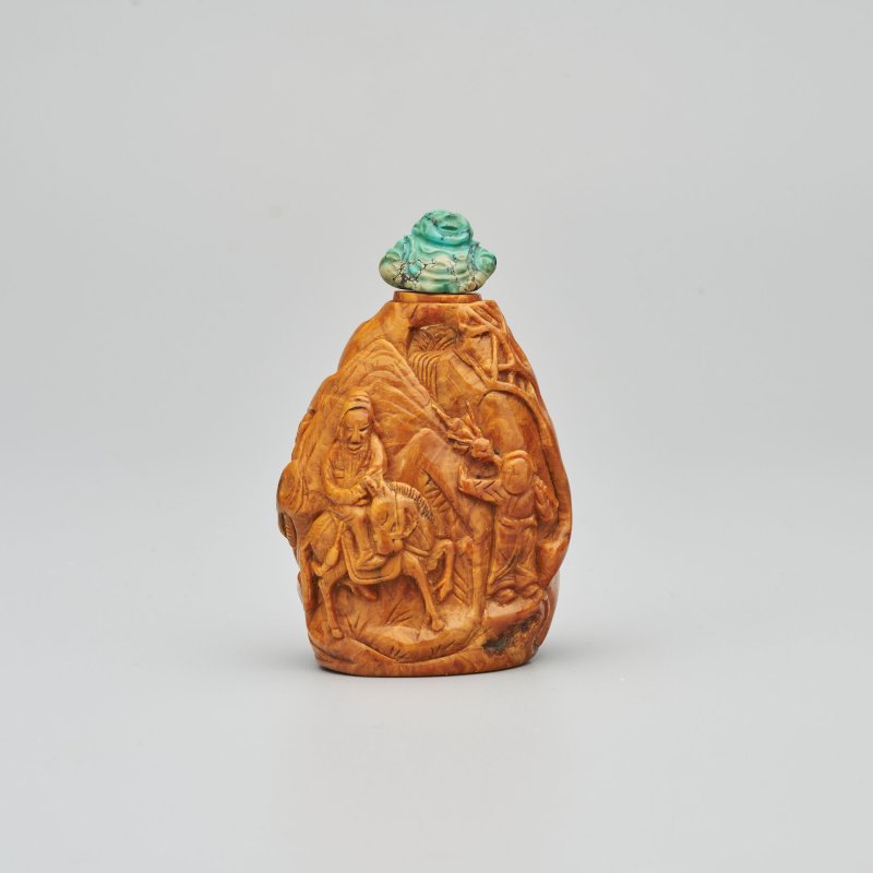 1760-1880 琥珀人物大師根珀人物紋鼻煙壺 及盒 | A ROOT AMBER SNUFF BOTTLE