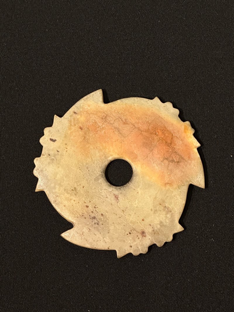 十九/二十世紀 仿古玉器三件 （其一）及盒 | THREE ARCHAISTIC JADE PIECES - 图5