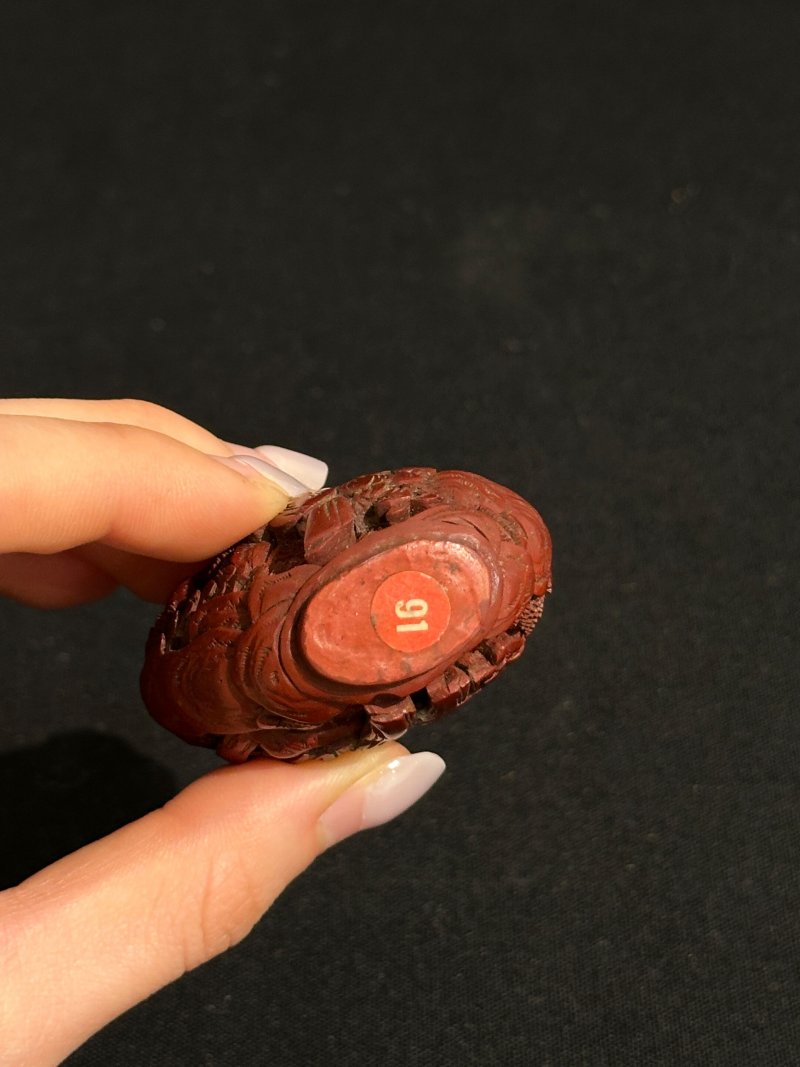 清十九世紀 剔紅人物紋鼻煙壺二件 | TWO CINNABAR LACQUER SNUFF BOTTLES - 图7