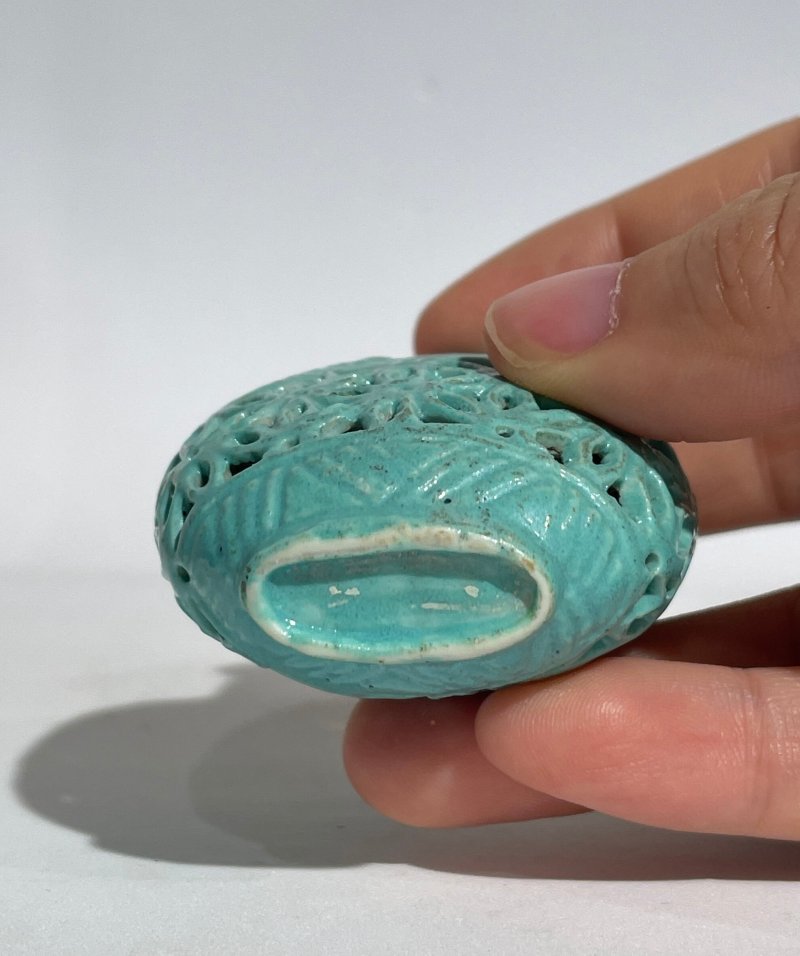 清道光及其後 漿胎白釉壽紋、綠松釉鏤雕菊紋、漿胎青花三多紋鼻煙壺三件、（⌈壽⌋）珊瑚蓋 及座 | THREE CERAMIC SNUFF BOTTLES - 图17
