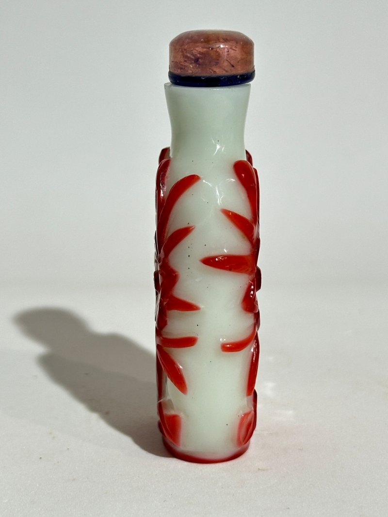 十九/二十世紀 白地套紅玻璃雙花紋、白地套三色玻璃花卉紋、透明地套紅玻璃壽字紋、涅白地套紅玻璃蝶花紋、霏雪地套紅玻璃一言九鼎紋、三腳鼎立紋、博古紋、透明地套黑玻璃一言九鼎紋鼻煙壺八件 | EIGHT OVERLAY GLASS SNUFF BOTTLES - 图2