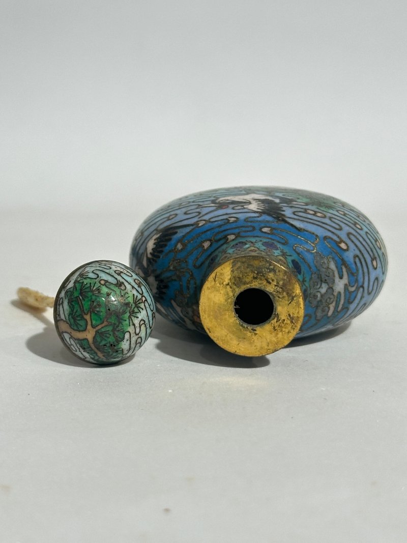 十九/二十世紀 銅胎琺瑯鼻煙壺七件 （博古）⌈乾隆年製⌋款 | SEVEN CLOISONNE ENAMEL SNUFF BOTTLES - 图16