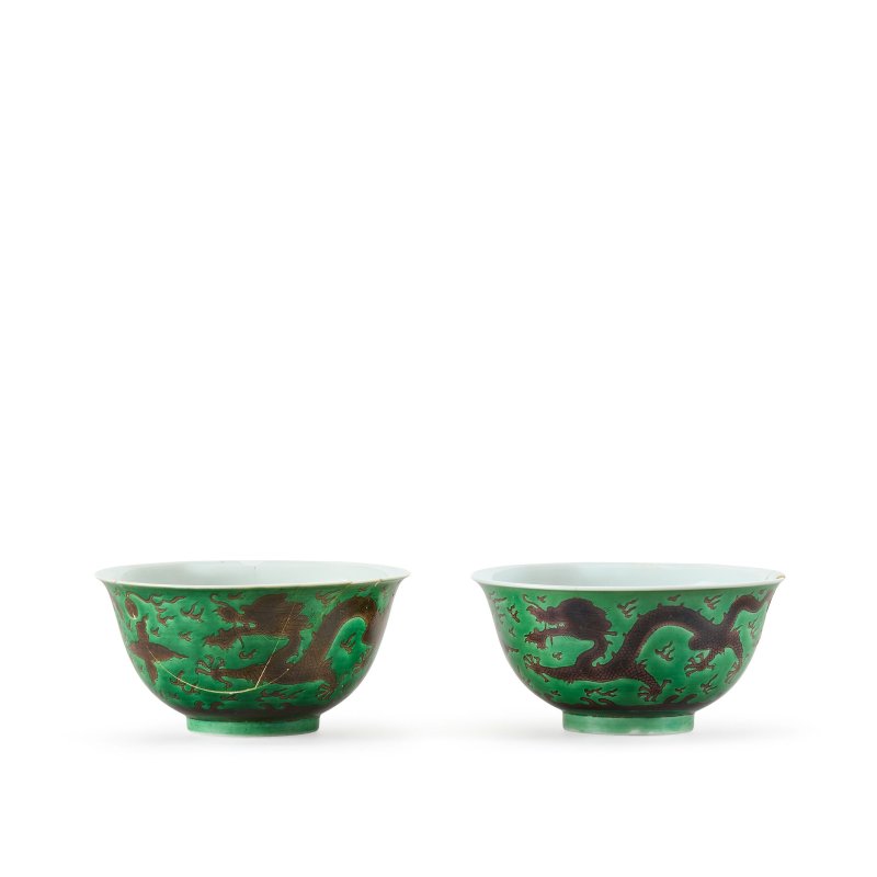 清乾隆 綠地茄皮紫釉龍紋盌一對 | A PAIR OF GREEN-GROUND AUBERGINE-ENAMELLED 'DRAGON' BOWLS - 图2