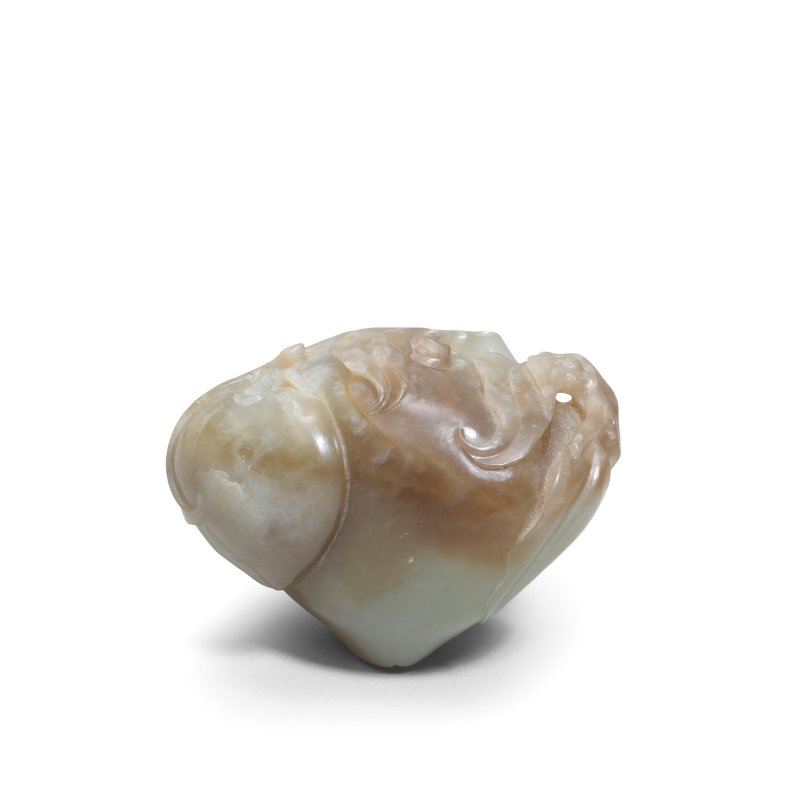 十八世紀 青玉蝙蝠桃紋把件 | A PALE GREEN AND CHESTNUT BROWN JADE 'PEACHES AND BAT' CARVING - 图2