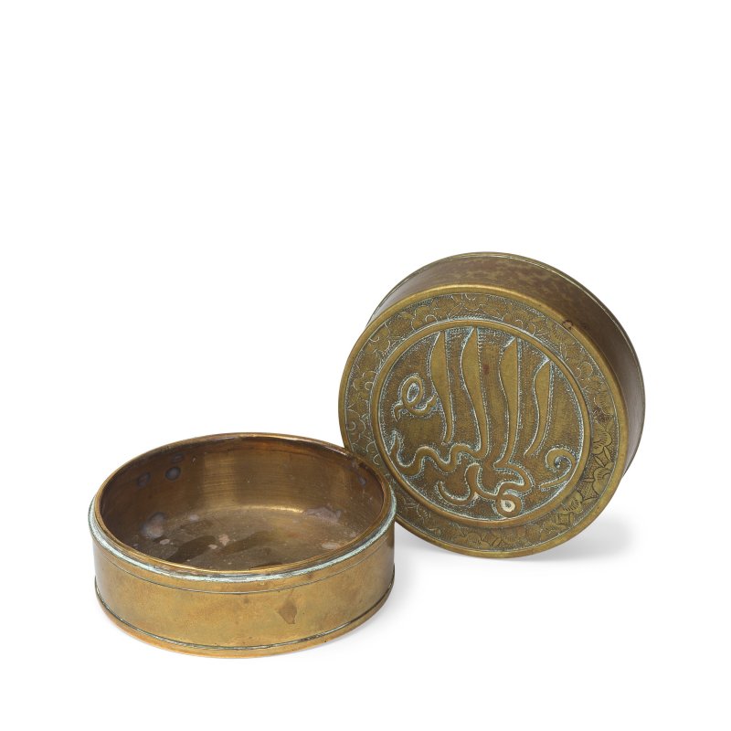 明 十六/十七世紀 銅梅紋阿拉伯式香盒 | AN ARABIC-INSPIRED CIRCULAR BRONZE 'PRUNUS' BOX AND COVER - 图3