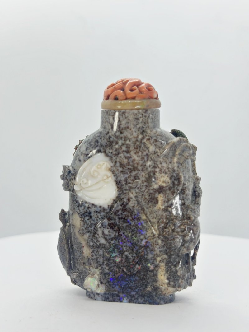 二十世紀 澳寶龍紋鼻煙壺、珊瑚蓋 | A BOULDER OPAL 'DRAGON' SNUFF BOTTLE - 图3