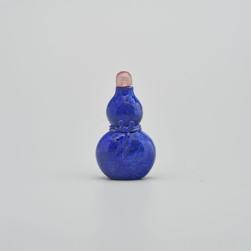 清中期 青金石葫蘆形包袱紋鼻煙壺 | A LAPIS LAZULI 'DOUBLE GOURD' SNUFF BOTTLE - 图1