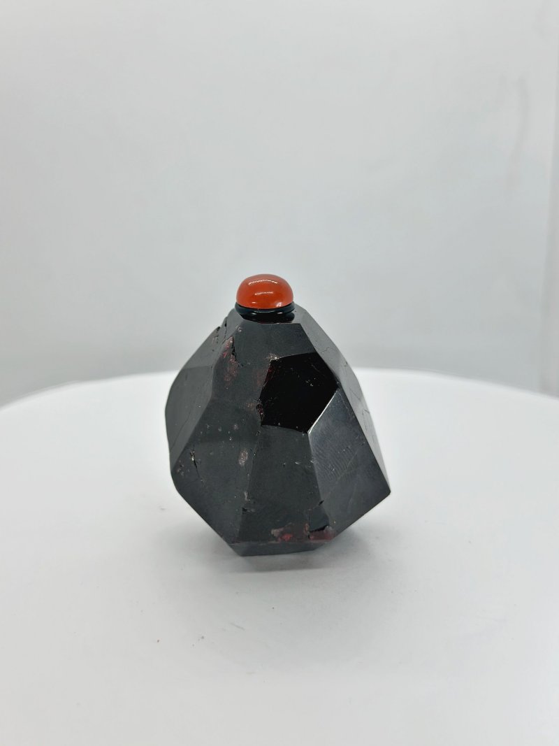 十九/二十世紀 石榴紅石英磨花、黑琥珀魚紋鼻煙壺二件 | A FACETED QUARTZ AND A BLACK AMBER SNUFF BOTTLE - 图7