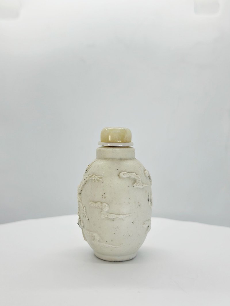 清光緒 瓷胎模印雲龍紋鼻煙壺 | A MOULDED BISCUIT PORCELAIN 'DRAGON' SNUFF BOTTLE - 图6