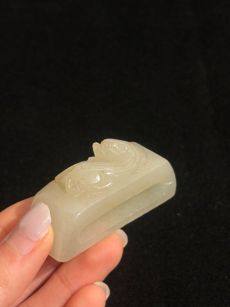 清 白玉瑞獸紋帶穿 | A WHITE JADE BELT FITTING - 图3