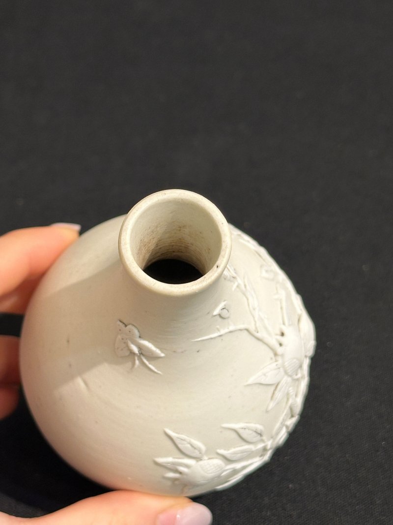 民國 澀胎石榴紋瓶 | A BISCUIT PORCELAIN 'POMEGRANATE' VASE - 图2