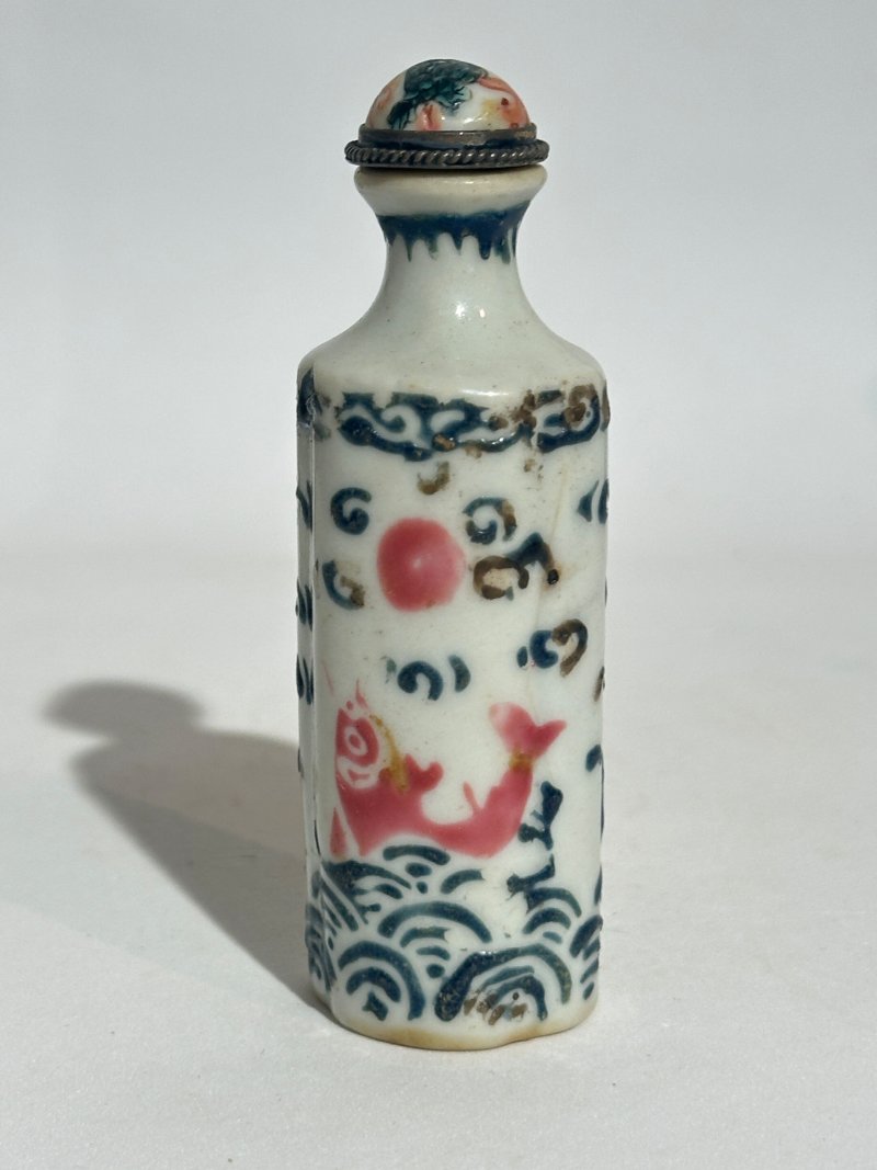 十九/二十世紀 瓷鼻煙壺九件 （百花）⌈乾隆⌋礬紅篆書款 （綠、紅）⌈乾隆年製⌋礬紅楷書款 （藍）⌈大明成化⌋藍料楷書款 （金魚）⌈康熙年製⌋礬紅楷書款、（黑地）⌈乾隆年製⌋礬紅楷書款 | NINE CERAMIC SNUFF BOTTLES - 图11