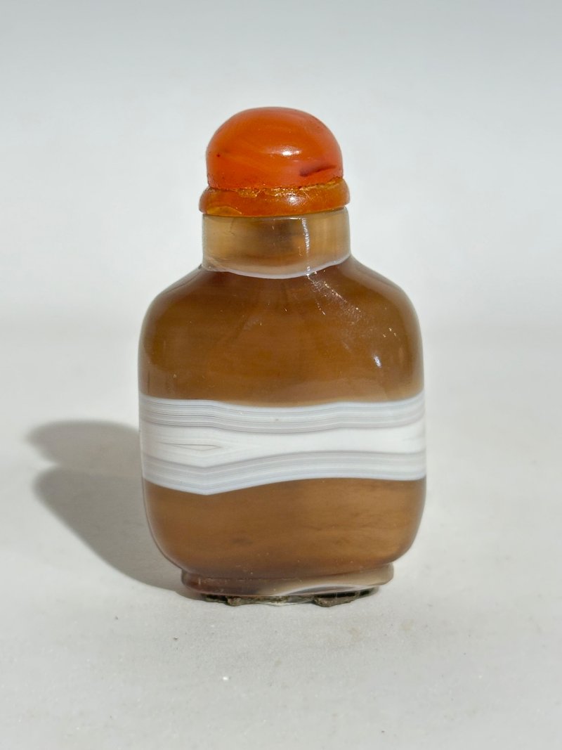 十九/二十世紀 燈心草瑪瑙、纏絲瑪瑙鼻煙壺三件 | A MACARONI AND TWO BANDED AGATE SNUFF BOTTLES - 图18