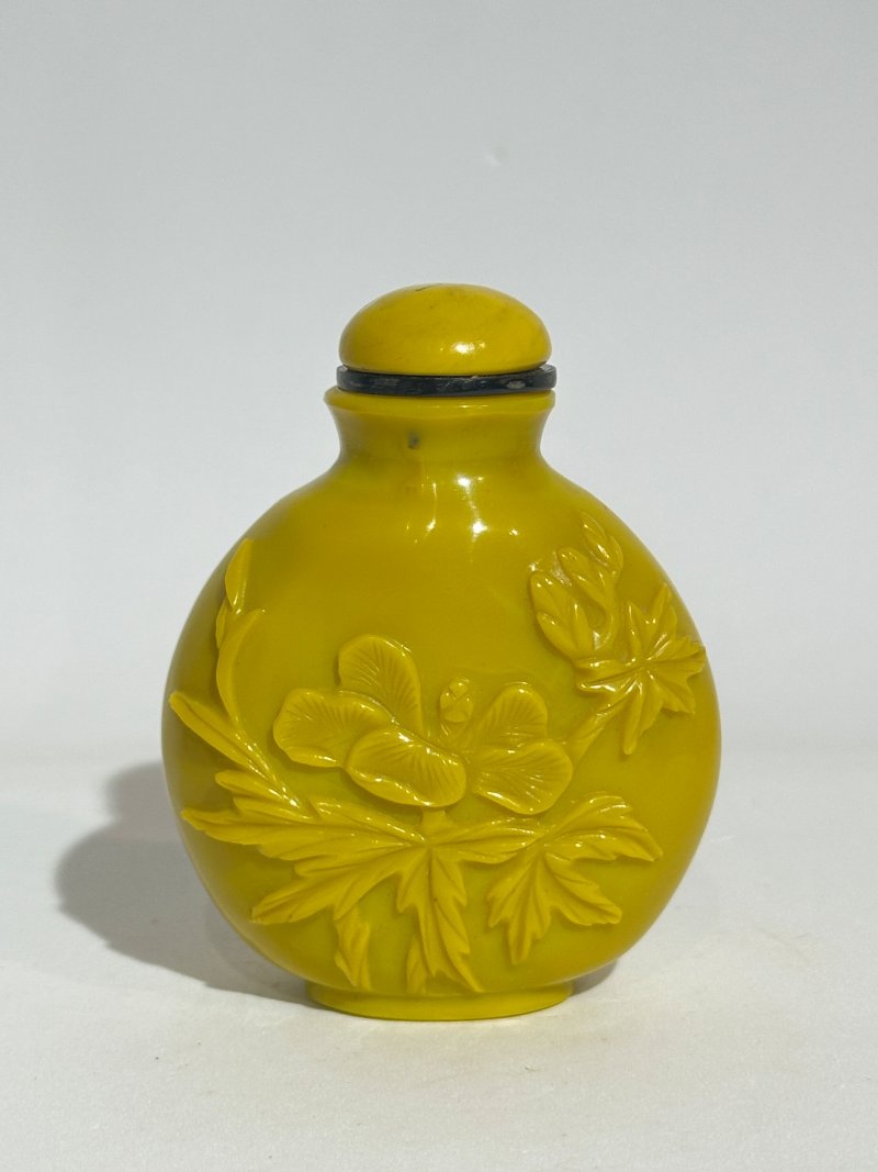 二十世紀 雞油黃玻璃光素、花卉紋鼻煙壺四件 | FOUR YELLOW GLASS SNUFF BOTTLES - 图11
