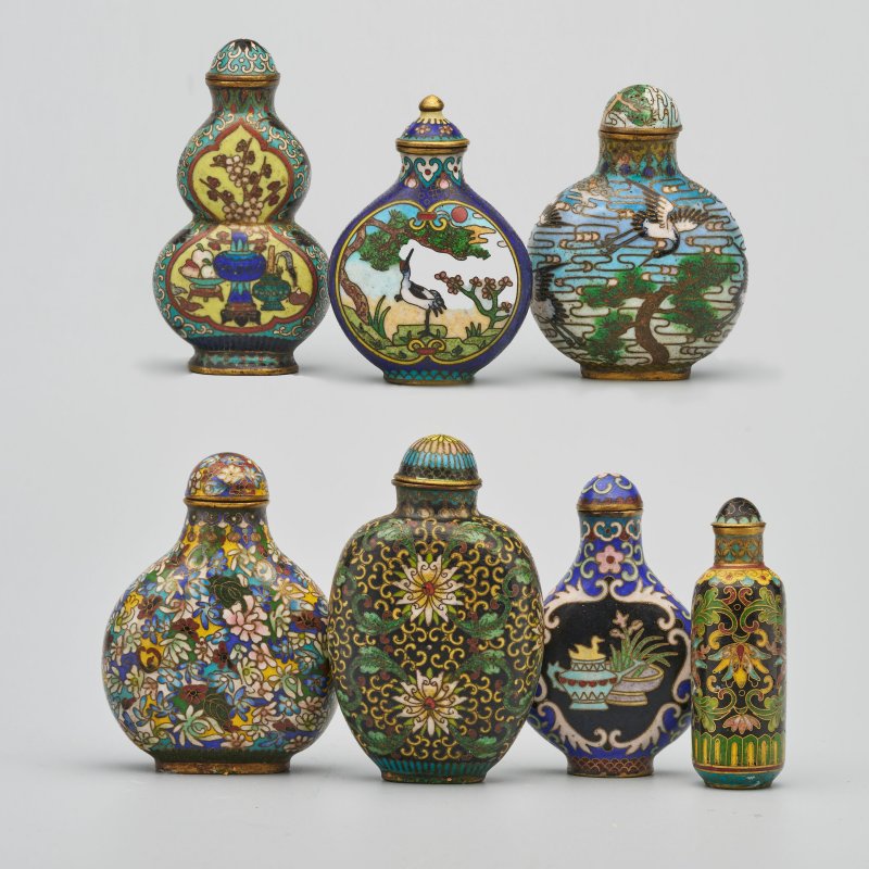 十九/二十世紀 銅胎琺瑯鼻煙壺七件 （博古）⌈乾隆年製⌋款 | SEVEN CLOISONNE ENAMEL SNUFF BOTTLES