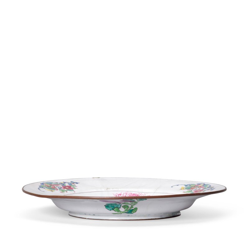 清雍正 白地畫琺琅龍鳳紋盤 | A RARE PAINTED ENAMEL WHITE-GROUND 'DRAGON AND PHOENIX' DISH - 图3