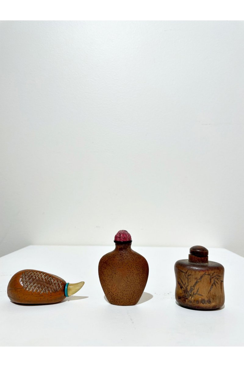 十九世紀 竹製、葫蘆鼻烟壺三件 竹紋鼻烟壺背刻款⌈不可⌋ | TWO BAMBOO SNUFF BOTTLES AND A GOURD SNUFF BOTTLE - 图8