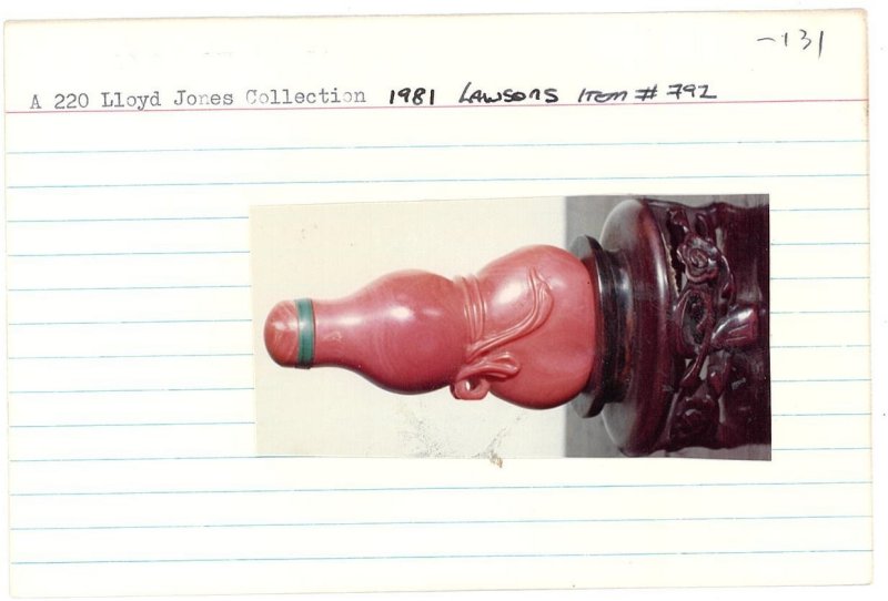 清中晚期 珊瑚葫蘆包袱紋鼻煙壺、珊瑚蓋 | A CORAL 'GOURD' SNUFF BOTTLE - 图10
