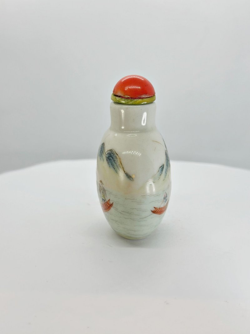 清十九世紀 粉彩⌈柳溪漁樂⌋鼻煙壺、珊瑚蓋 | A FAMILLE ROSE 'FISHERMEN' SNUFF BOTTLE - 图4