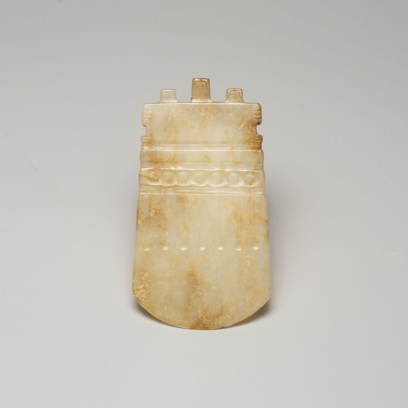 十九/二十世紀 青玉帶沁仿古鉞 | AN ARCHAISTIC RUSSET JADE AXE BLADE, YUE