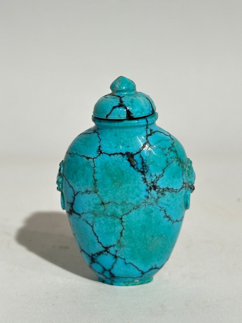 十九/二十世紀 青金石饕餮紋、綠松石鼻煙壺二件 | A LAPIS LAZULI 'TAOTIE' AND A TURQUOISE SNUFF BOTTLE - 图10