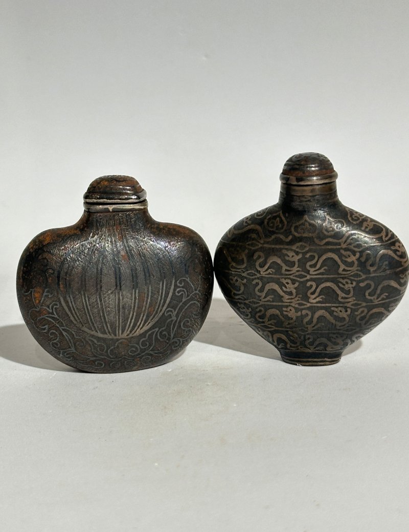清十九世紀 烏銀瓜紋、夔龍紋鼻煙壺二件 | TWO SILVER NIELLO 'MELON' AND 'KUI DRAGON' SNUFF BOTTLES - 图16