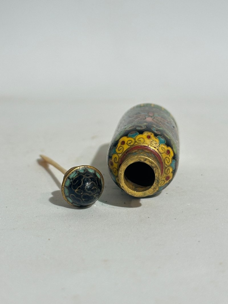 十九/二十世紀 銅胎琺瑯鼻煙壺七件 （博古）⌈乾隆年製⌋款 | SEVEN CLOISONNE ENAMEL SNUFF BOTTLES - 图33