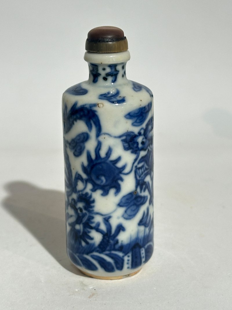 十九/二十世紀 青花⌈二甲傳臚⌋、⌈武松打虎⌋、⌈游龍戲珠⌋、壽字紋、人物紋、青花釉裏紅武士紋、生肖紋鼻煙壺八件 （武士）⌈大清雍正年製⌋青花楷書款、（龍）⌈雍正年製⌋青花楷書款 | EIGHT CERAMIC SNUFF BOTTLES - 图23