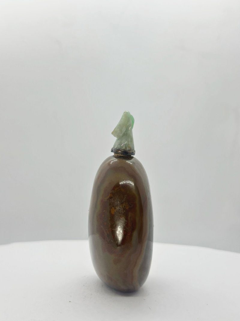 晚清 纏絲瑪瑙隨形鼻煙壺、翡翠蓋 | A CONCENTRIC AGATE 'PEBBLE' SNUFF BOTTLE - 图6