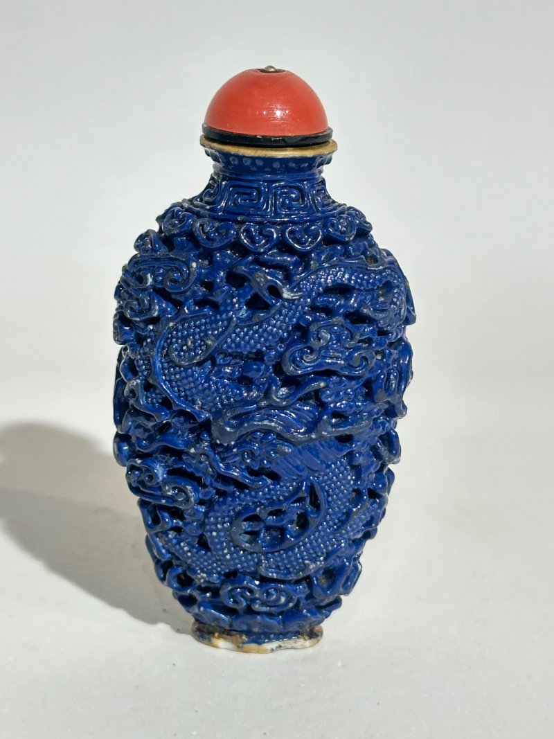 清中期 紅釉、藍釉模製⌈龍鳳呈祥⌋鼻煙壺二件 | TWO MOULDED AND ENAMELLED PORCELAIN 'DRAGON AND PHOENIX' SNUFF BOTTLES - 图16