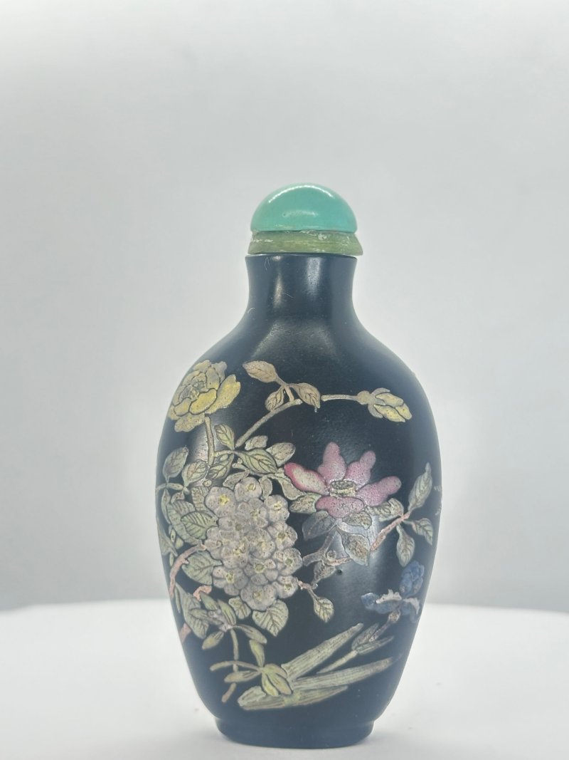 清1770-1820 黑玻璃畫琺瑯花卉紋鼻煙壺 ⌈乾隆年製⌋篆書款 | AN ENAMELLED BLACK GLASS 'FLORAL' SNUFF BOTTLE - 图3
