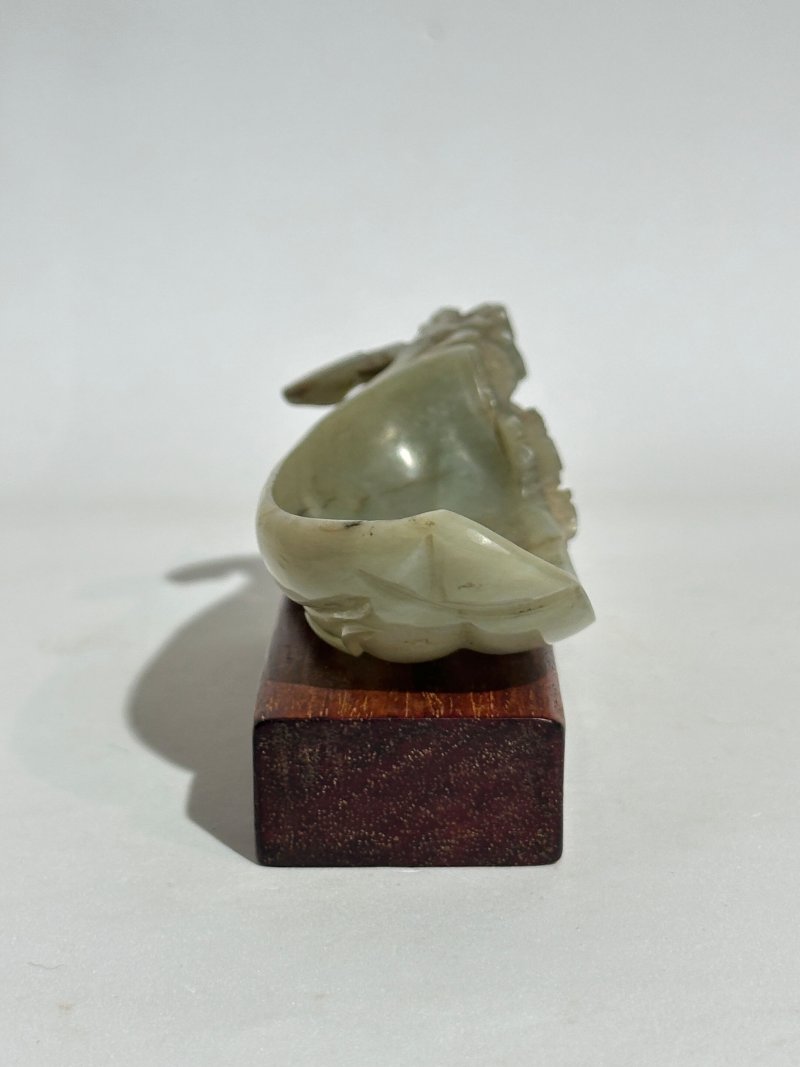莫臥兒 十九世紀 翠玉花卉紋執瓢 及座 | A PALE GREEN JADE WASHER - 图6